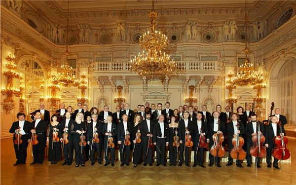 Tübingen – Mit einem festlichen Konzertprogramm wird das Sinfonieorchester des Nationaltheaters Prag unter der Leitung von Gudni A. Emilsson am Sonntag, 11. Januar im Festsaal der Universität Tübingen (Neue Aula) das neue Jahr musikalisch begrüßen. Das Neujahrskonzert beginnt um 20 Uhr. Gudni A. Emilsson absolvierte als Stipendiat des Staates Island sein Klavier- und Dirigierstudium an der Staatlichen Hochschule für Musik Trossingen. Er wurde vom Deutschen Musikrat ausgezeichnet und ausgewählt am Gewandhaus Leipig zu dirigieren. Zudem gewann er internationale Preise bei Wettbewerben. Seit 1994 ist Gudni A. Emilsson als Dirigent und Kulturmanager in Tübingen tätig. Er dirigiert bedeutende Orchester weltweit, wie beispielsweise die Berliner Sinfoniker, das Orchestra dell’Arena di Verona, das Sinfonieorchester des Nationaltheaters Prag und das Royal Philharmonic Orchestra London. Als Solist des Abends wird der französische Pianist Michel Bourdoncle auftreten. Er kann auf eine internationale Karriere zurückblicken und lehrt am Conservatoire Darius Milhaud in Aix-en-Provence. Die Musiker werden zunächst das Konzert für Klavier und Orchester Nr. 1 d-Moll op. 15 von Johannes Brahms spielen. Nach der Pause werden die Suite aus der Oper „Carmen“ von Georges Bizet sowie eine Auswahl aus Brahms‘ Ungarischen Tänzen und aus den Slawischen Tänzen von Antonín Dvořák zu hören sein.