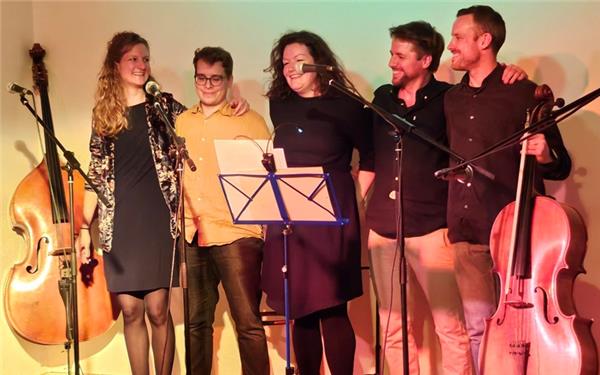 Tübingen – Progressive Folk gibt’s am Donnerstag, 12. Juni, 20 Uhr, im Waldbiergarten des Sudhauses Tübingen: Das Breitband Orchestra begeistert mit eigenem Sound aus Gitarre, Geige, Cello und Kontrabass – ergänzt um Charango, Ukulele und Banjolele. Das Breitbandorchester bietet ein Panoptikum an Saiteninstrumenten. Ihre Konzerte sind ein Mix aus mehrstimmigem Gesang, Bluegrass-Klassikern, Irishfolk, Swing, Gospel und vertonten Gedichten. Mit viel Gefühl und kreativen Arrangements bringen die fünf Musiker eine frische Brise in den akustischen Folk. GB-Foto: gb