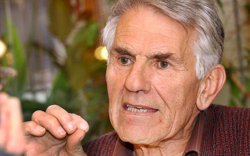 Tübingen – „Remstal-Rebell – Das vogelwilde Leben des Helmut Palmer“, heißt eine Veranstaltung des Zimmertheaters am morgigen Freitag, 22. Mai, 20 Uhr im Tübinger Löwen (Kornhausstraße 5). Für manche war er ein Volksheld, andere hielten ihn für schlicht verrückt: Helmut Palmer (1930 bis 2004) – ihn zeigt die Aufnahme – war eine alle Maßstäbe sprengende Persönlichkeit. Bürgerrechtler und Baumflüsterer, Performance-Künstler und Beleidigungsgenie, 100-facher Bürgermeisterkandidat und vielfacher Gefängnis-Insasse, Egozentriker und unermüdlicher Gemeinwohl-Kämpfer. Der Journalist Peter Schwarz hat Palmer über viele Jahre begleitet und erzählt das Leben des Remstal-Rebellen, berichtet von unfassbaren Szenen, kaum glaublichen Anekdoten, aber auch von wenig bekannten Hintergründen, die verstehbar machen, wie Helmut Palmer zu dem wurde, der er war. Der Sänger und Gitarrist Axel Nagel erweitert dazu über den Einzelfall hinaus den Horizont: mit Liedern von und über Rebellen. Im Anschluss findet ein Nachgespräch mit Helmut Palmers Sohn, Boris Palmer, Oberbürgermeister von Tübingen, statt, moderiert von Intendant Thomas Bockelmann. gb/GB-Foto: Palovic
