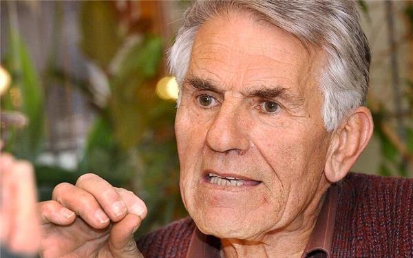 Tübingen – „Remstal-Rebell – Das vogelwilde Leben des Helmut Palmer“, heißt eine Veranstaltung des Zimmertheaters am morgigen Freitag, 22. Mai, 20 Uhr im Tübinger Löwen (Kornhausstraße 5). Für manche war er ein Volksheld, andere hielten ihn für schlicht verrückt: Helmut Palmer (1930 bis 2004) – ihn zeigt die Aufnahme – war eine alle Maßstäbe sprengende Persönlichkeit. Bürgerrechtler und Baumflüsterer, Performance-Künstler und Beleidigungsgenie, 100-facher Bürgermeisterkandidat und vielfacher Gefängnis-Insasse, Egozentriker und unermüdlicher Gemeinwohl-Kämpfer. Der Journalist Peter Schwarz hat Palmer über viele Jahre begleitet und erzählt das Leben des Remstal-Rebellen, berichtet von unfassbaren Szenen, kaum glaublichen Anekdoten, aber auch von wenig bekannten Hintergründen, die verstehbar machen, wie Helmut Palmer zu dem wurde, der er war. Der Sänger und Gitarrist Axel Nagel erweitert dazu über den Einzelfall hinaus den Horizont: mit Liedern von und über Rebellen. Im Anschluss findet ein Nachgespräch mit Helmut Palmers Sohn, Boris Palmer, Oberbürgermeister von Tübingen, statt, moderiert von Intendant Thomas Bockelmann. gb/GB-Foto: Palovic