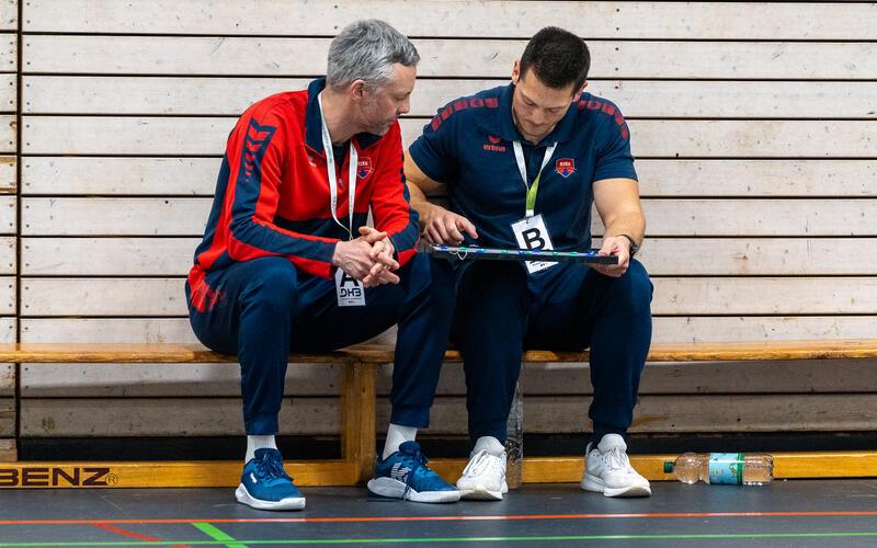 Tüfteln an der Taktiktafel: Welchen Plan haben Coach Tim Gauß (rechts) und sein Co Christian Dürner, um heute Abend in Leonberg einen Schritt Richtung Klassenerhalt zu machen? GB-Foto: Eibner/La Rocca