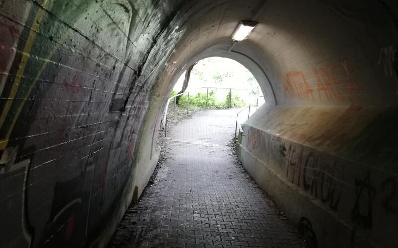 Tunnel zwischen Friedrich-Fröbel-Straße und Schießtäle: „Eine Begehung seitens der Stadt ist wohl dringend nötig.“ GB-Foto: gb