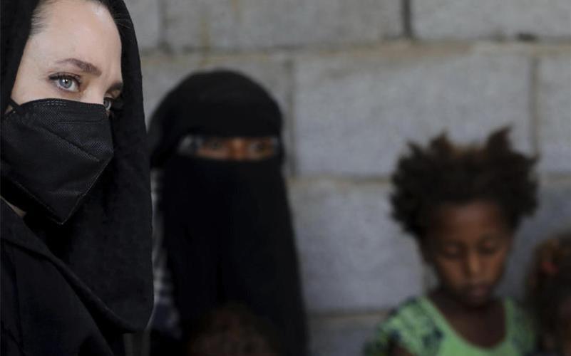 UN-Sonderbotschafterin Angelina Jolie (l.) im Gespräch mit vertriebenen Frauen in Al Kandam, Jemen. Foto: Marwan Tahtah/UNHCR/AP/dpa