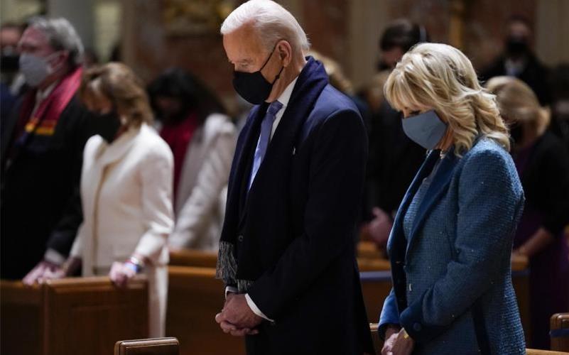 US-Präsident Joe Biden und seine Frau Jill besuchten die Messe in der Kathedrale St. Matthew the Apostle während der Feierlichkeiten zu seinem Amtsantritt. Foto: Evan Vucci/AP/dpa