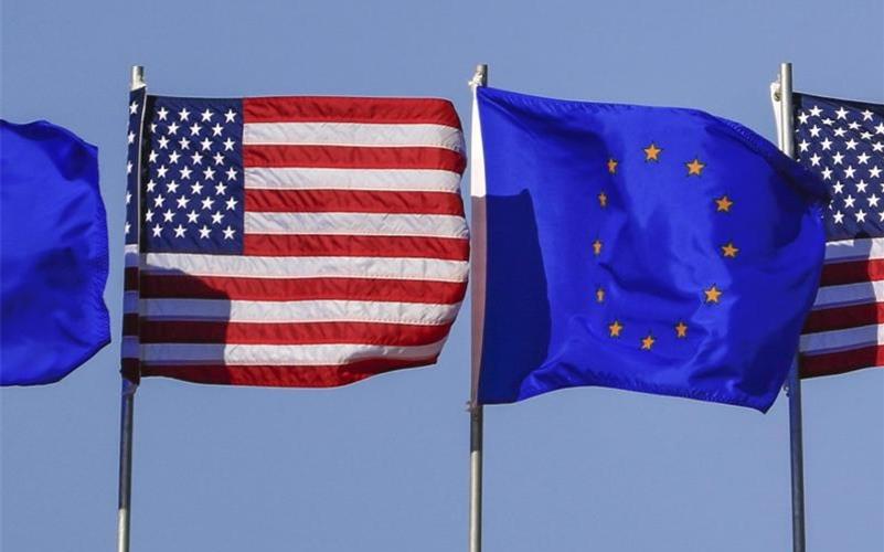 US- und EU-Fahnen. Foto: Tannen Maury/EPA/dpa