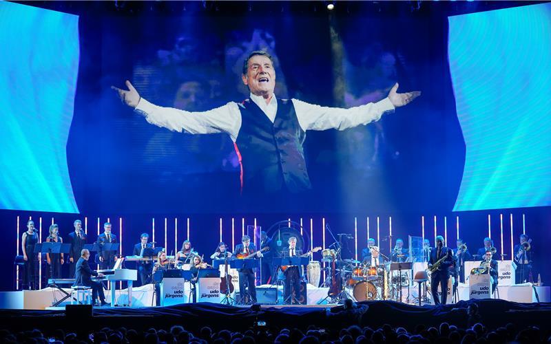 Udo Jürgens auf der Großleinwand mit Orchester. GB-Foto: Mark Vorwerk