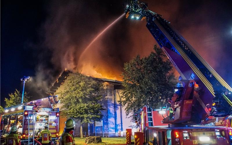 Über 200 Einsatzkräfte aus dem Kreis und den Nachbarkreisen waren beim Brand in der Kompostieranlage in Leonberg in der Nacht auf den gestrigen Mittwoch im Einsatz GB-Foto: SDMG/Dettenmeyer