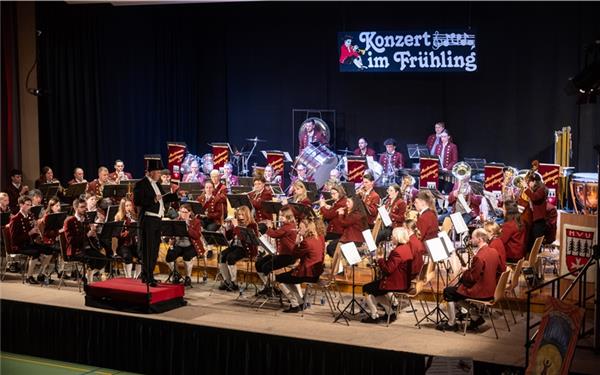 Über 70 Musiker der Jugendkapelle und des großen Blasorchesters des Musikvereins Unterjettingen geleiteten ihr Publikum durch verschiedene Musikgenres. GB-Foto: Schmidt