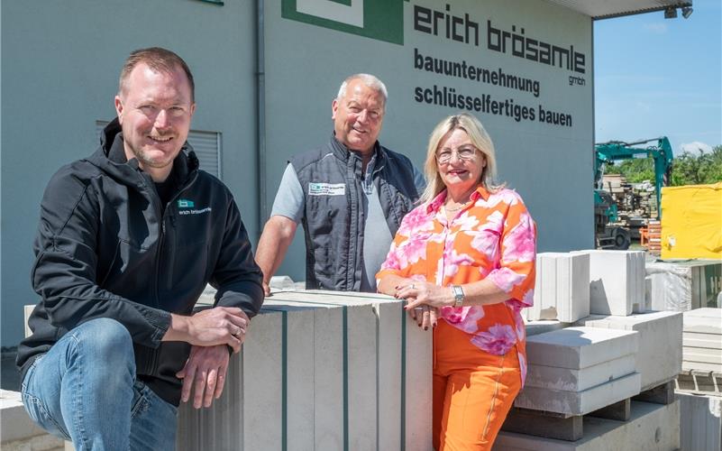 Über das Jubiläum ihrer Firma freuen sich (von links) Steffen Brösamle, Erich und Birgit Brösamle. GB-Foto: Vecsey