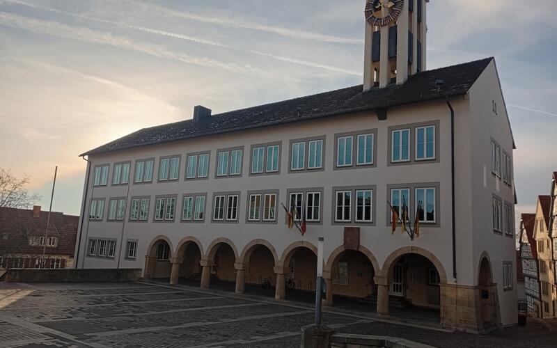 Über dem Böblinger Rathaus ziehen dunkle Wolken auf. GB-Foto: gb