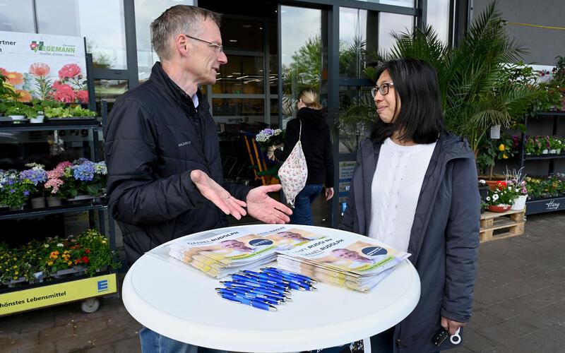 Über den Mangel an bezahlbaren Wohnungen sprach Daniel Rudolph mit dieser Pfäffingerin. GB-Foto: Holom
