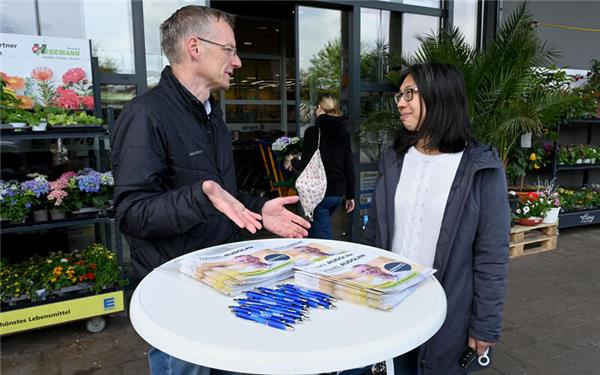 Über den Mangel an bezahlbaren Wohnungen sprach Daniel Rudolph mit dieser Pfäffingerin. GB-Foto: Holom