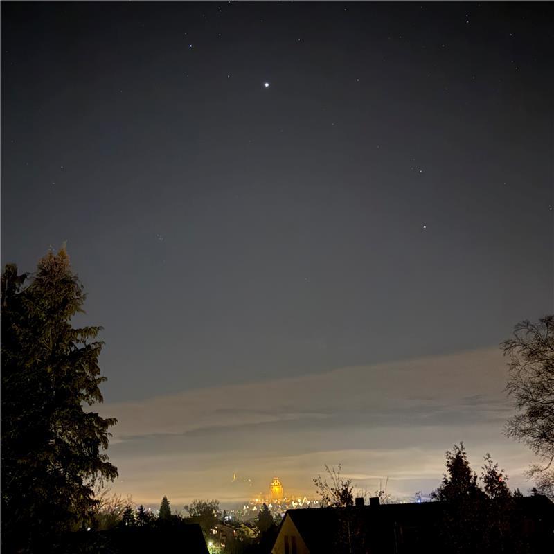 Über der festlich erleuchteten Herrenberger Altstadt schwebt ein sanfter Nebelsc...