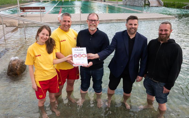 Über die Auszeichnung „Ausbildungsfreundliches Bad“ freuen sich (von links) die stellvertretende Vorsitzende der DLRG-Ortsgruppe Herrenberg, Marlena Bossert, Vorsitzender Michael Gußmann, Ersten Bürgermeister von Herrenberg Stefan Metzing, Stadtwerke-Leiter Steffen König und Bäder-Betriebsleiter Christian Wagner. GB-Foto: Schmidt