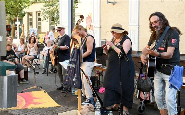Über die Innenstadt verteilt unterhielten verschiedene Bands und Künstler beim Straßenmusikfestival. Am Place de Tarare zum Beispiel „The Colins Company“. GB-Foto: Holom