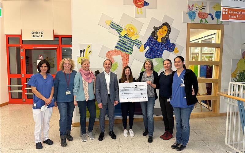 Spende für Mukoviszidose-Ambulanz Übergabe der Spende an die Kinderklinik.
