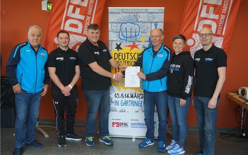 TSV Gärtringen erhält Zuschlag für die DM 2021 Übergabe der Vertragspapiere an den TSV Gärtringen (von links): Harald Muckenfuß (DFBL-Vizepräsident), Thomas Voigt, Olaf Niemann, Ulrich Meiners (DFBL-Präsident), Yvonne Hornikel und Lars Mahlitz GB-Fotos: gb