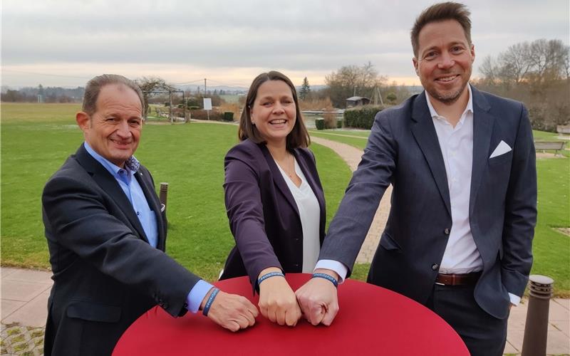 Eine erfolgreiche Ära geht zu Ende Übergabe im Aramis: Rolf R. Eiss, Carmen Bechtold und Michael Dengler (von links)GB-Foto: gb