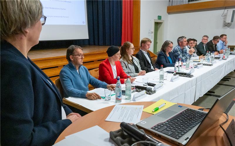Üppig besetztes Podium zur Kandidatenvorstellung (von links): Beate Kobler (Moderation), Johannes Söhner, Anna Walther, Lena Warren, Steffen Tim Hoinkis, Marion Blessing, Manuel Spohn, Paul Berger, Ute Mayer, Christoph Müller, Traugott Meßner und Chris Nathan. GB-Foto: Vecsey