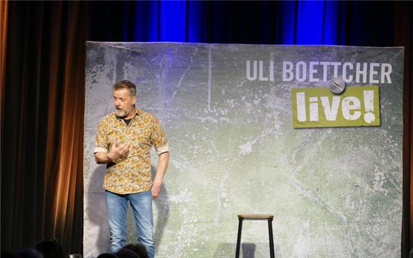 Uli Böttcher im Mauerwerk: Ein Mann mit Bart, grauen Haaren und jenseits der 50.GB-Foto