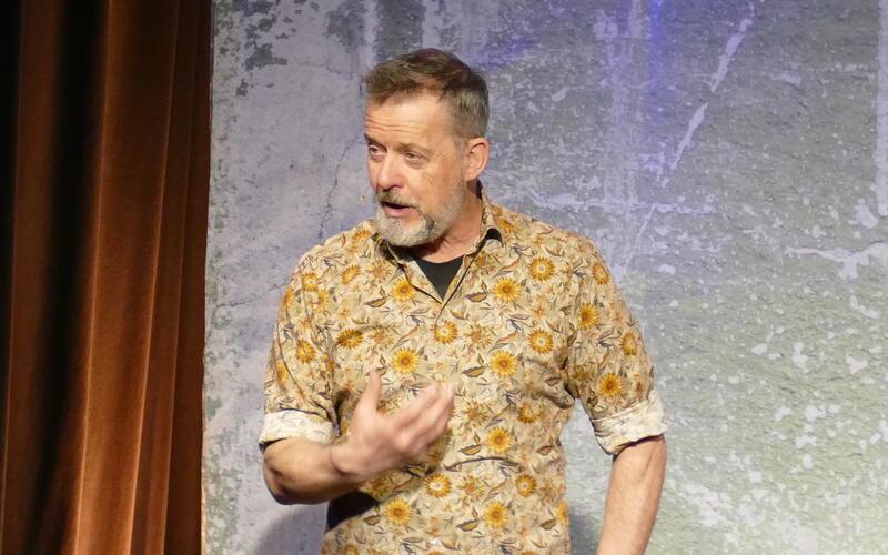 Uli Böttcher im Mauerwerk: Ein Mann mit Bart, grauen Haaren und jenseits der 50.GB-Foto