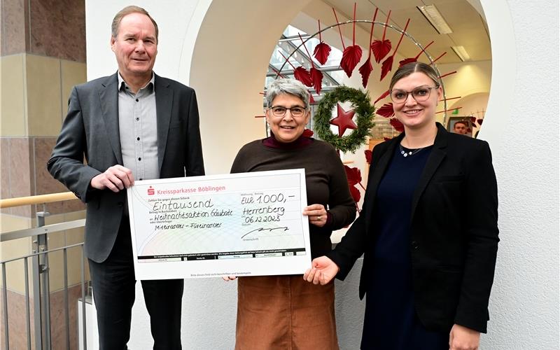 Uli Marquart und Alexandra Stäbler (rechts) von der Kreissparkasse überreichen den Spendenscheck für die „Gäubote“-Weihnachtsaktion „Miteinander – Füreinander“ an Pfarrerin Friederike Schmalfuß.GB-Foto: Holom