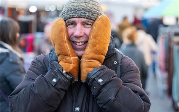 Uli bekommt garantiert keine kalten Hände (gesehen in Herrenberg) GB-Foto: Vecsey
