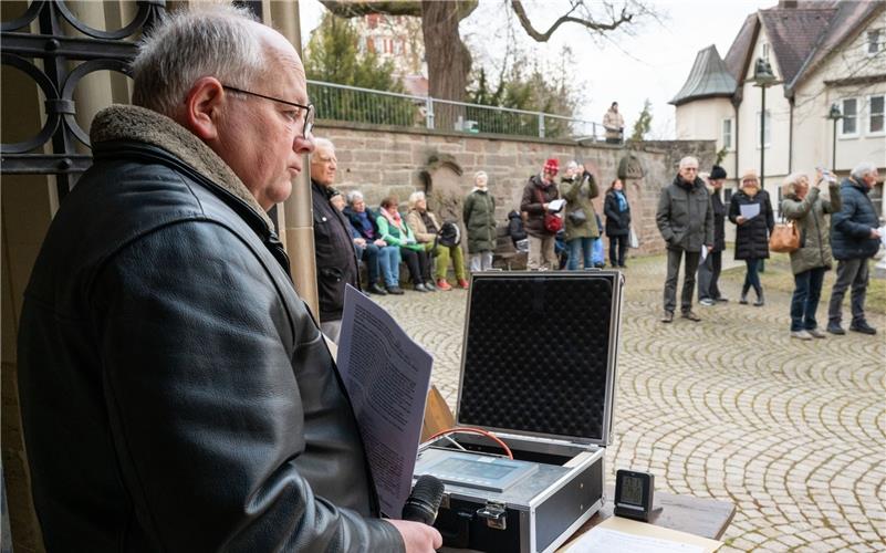 Ulrich Breitmaier am „Glockenmischpult“, mit dem die Glocken im Turm von unten gesteuert werden können, GB-Foto: Vecsey