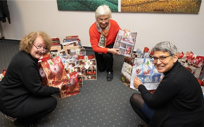 Ulrike Altherr, Ute Molls und Pfarrerin Friederike Schmalfuß (von links) vom Arbeitskreis „Miteinander – Füreinander“ mit den gepackten Weihnachtsgaben für Familien, bei denen Geschenke ansonsten überschaubar sind.GB-Foto: Schmidt