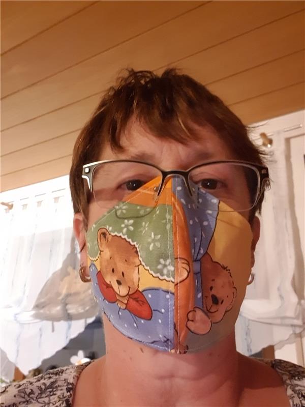 Ulrike Hätinger aus Kayh hat sich in Maske gehüllt