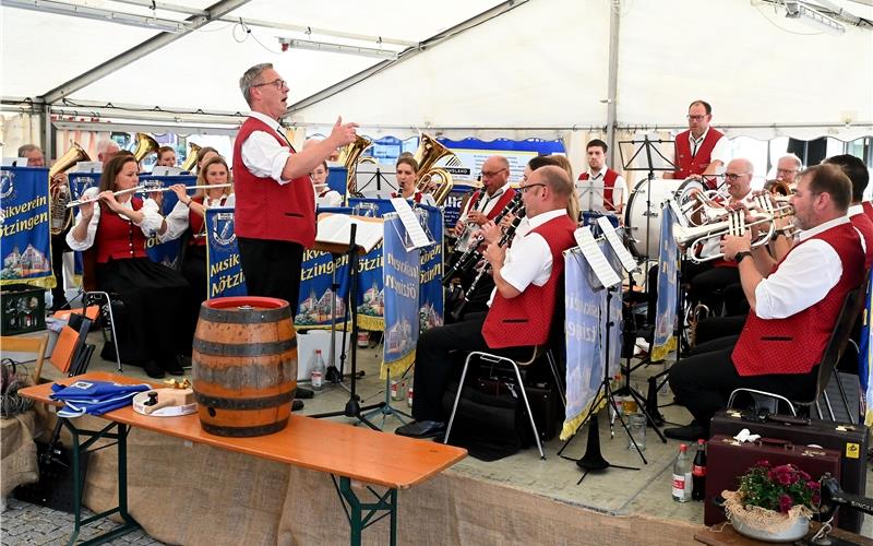 Um den Fassanstich kümmert sich der Bürgermeister, um die musikalische Eröffnung der Schlossplatz-Hocketse der gastgebende Musikverein Mötzingen. GB-Foto: Holom