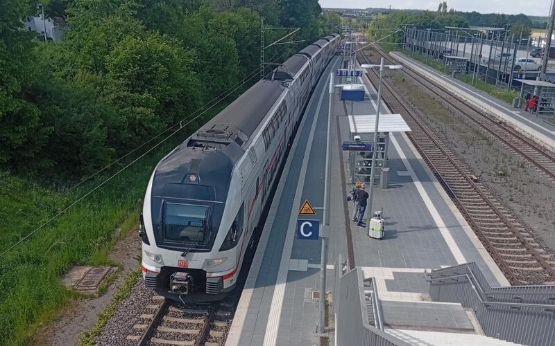 Um den Gäubahn-Intercity (hier beim Halt in Bondorf) ist ein politischer Streit entbrannt. GB-Foto: gb