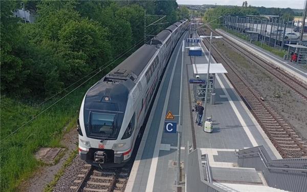 Um den Gäubahn-Intercity (hier beim Halt in Bondorf) ist ein politischer Streit entbrannt. GB-Foto: gb