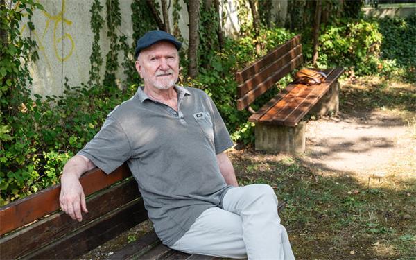 Um die Instandsetzung der durch Feuchtigkeit verzogenen Holzbänke im „Pärkle“ an der Ecke Alzental-/Goethestraße soll sich eine Gruppe handwerklich talentierter Helfer aus dem Quartier kümmern, hofft Klaus Weber. GB-Foto: Schmidt
