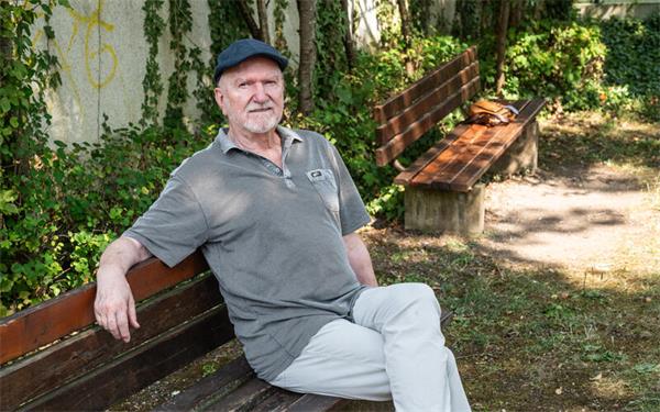 Um die Instandsetzung der durch Feuchtigkeit verzogenen Holzbänke im „Pärkle“ an der Ecke Alzental-/Goethestraße soll sich eine Gruppe handwerklich talentierter Helfer aus dem Quartier kümmern, hofft Klaus Weber. GB-Foto: Schmidt