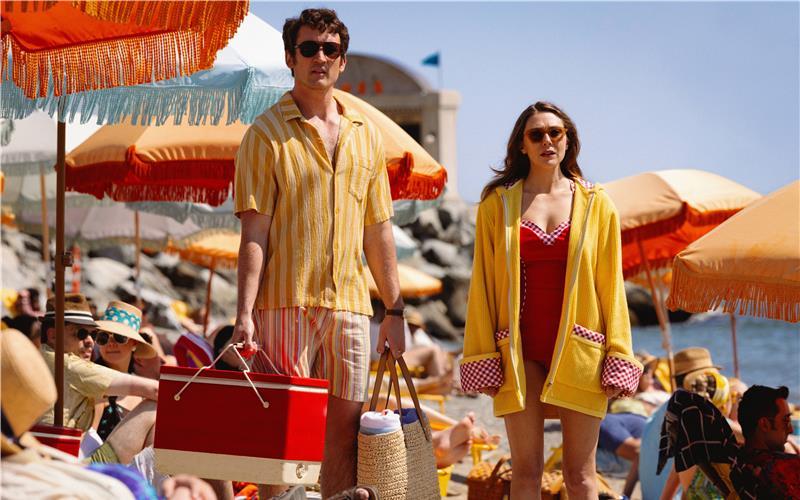 Um die Wiederbegegnung mit zwei verstorbenen ehemaligen Ehegatten geht es in der Liebeskomödie „Eternity“. GB-Foto: MUBI/ Kimberly French