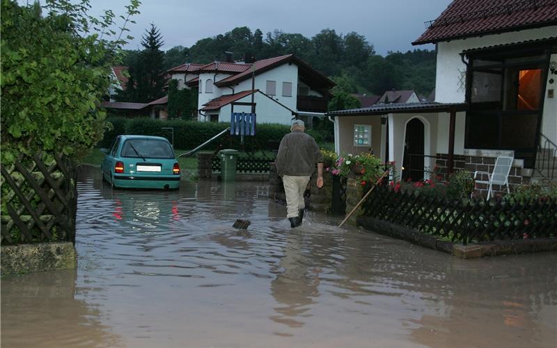 Um solche Überschwemmungen wie hier aus dem Juni 2007 zu vermeiden, soll der Hochwasserschutz in Rohrau weiter verbessert werden. GB-Foto (Archiv): Bäuerle