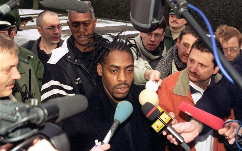 Umlagert von Journalisten betritt US-Rap-Star Coolio am 26. November 1998 das Amtsgericht in Böblingen. Der damals 35-jährige Sänger muss sich wegen Beihilfe zum Raub verantworten. GB-Foto: dpabilderarchiv]