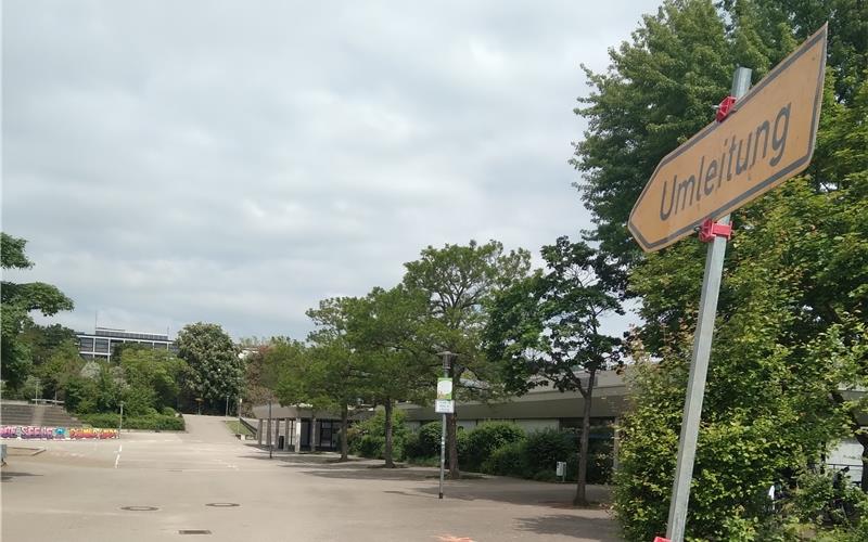 Umleitung durch den Schulhof – aber nicht für Autos. GB-Foto: gb