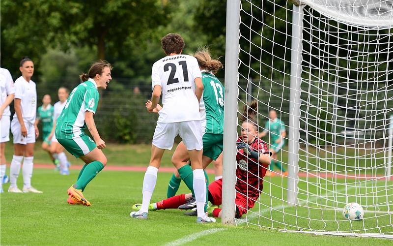 Umstrittene Szene: Fürths Ann-Kathrin Wolfram hat zum 2:1 getroffen. GB-Foto: Eibner/Zink