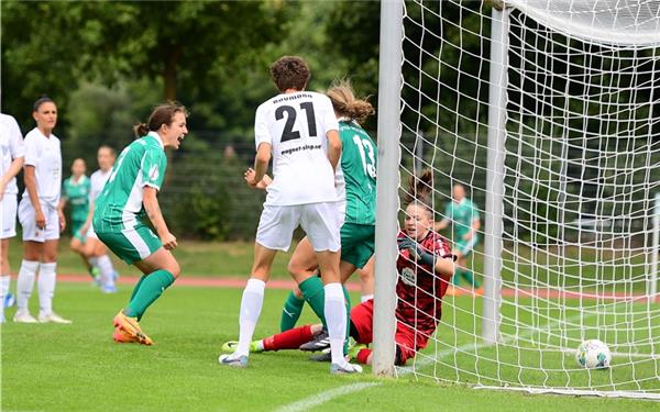 Umstrittene Szene: Fürths Ann-Kathrin Wolfram hat zum 2:1 getroffen. GB-Foto: Eibner/Zink