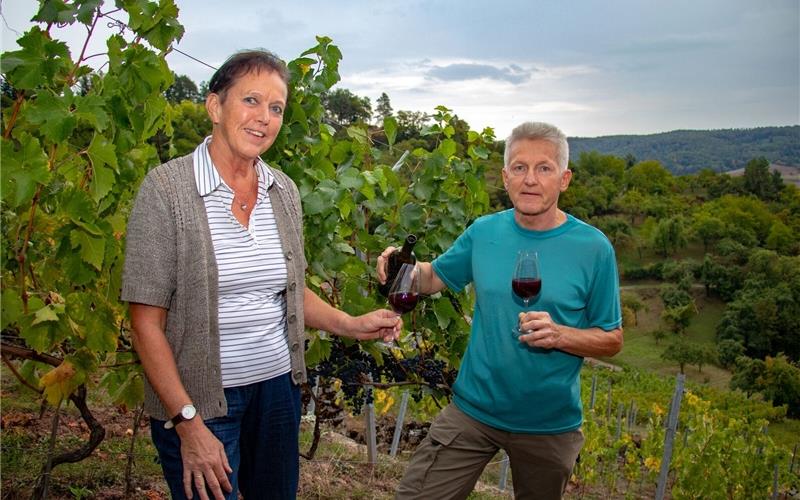 Und „Prost“: Die Hobby-Winzer Brigitte und Hans-Jürgen Maurer bauen bei Unterjesingen ihren eigenen Wein an GB-Foto: jg