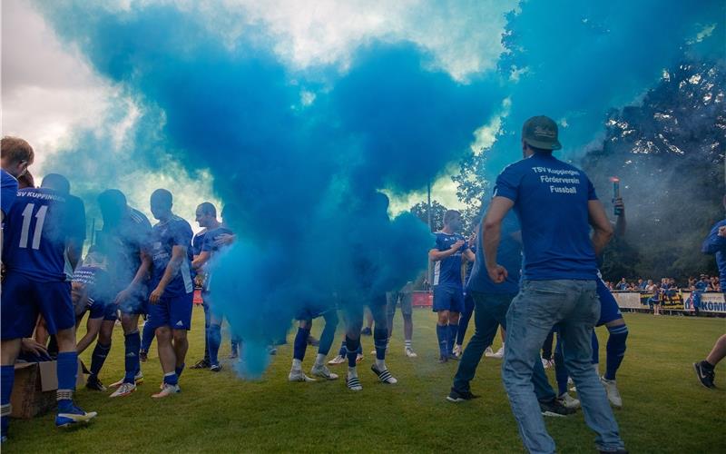 „In Kuppingen ist man wieder stolz“ Und der Himmel färbte sich „Kuppingen-blau“: Den Coup mit dem Aufstieg über die Relegation mit einem Sieg über den SV Nufringen kann das TSV-Team mit einem vierten Abschlussrang in der ersten Bezirksliga-Saison noch toppen. Dazu braucht es allerdings am Sonntag einen Sieg über den SV Rohrau. GB-Foto (Archiv): Drofitsch/Eibner