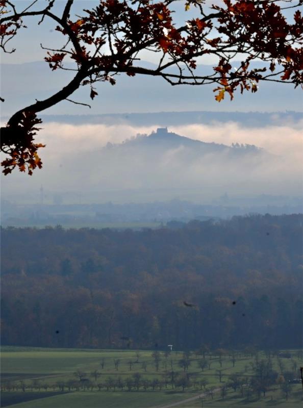 Und plötzlich taucht auf dem Nebel die Wurmlingerkapelle auf. Von Eckbert Kaiser...