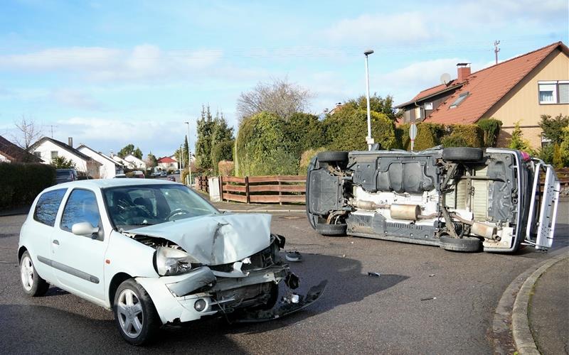 Unfall mit zwei Verletzten: VW-Bus kippt zur Seite