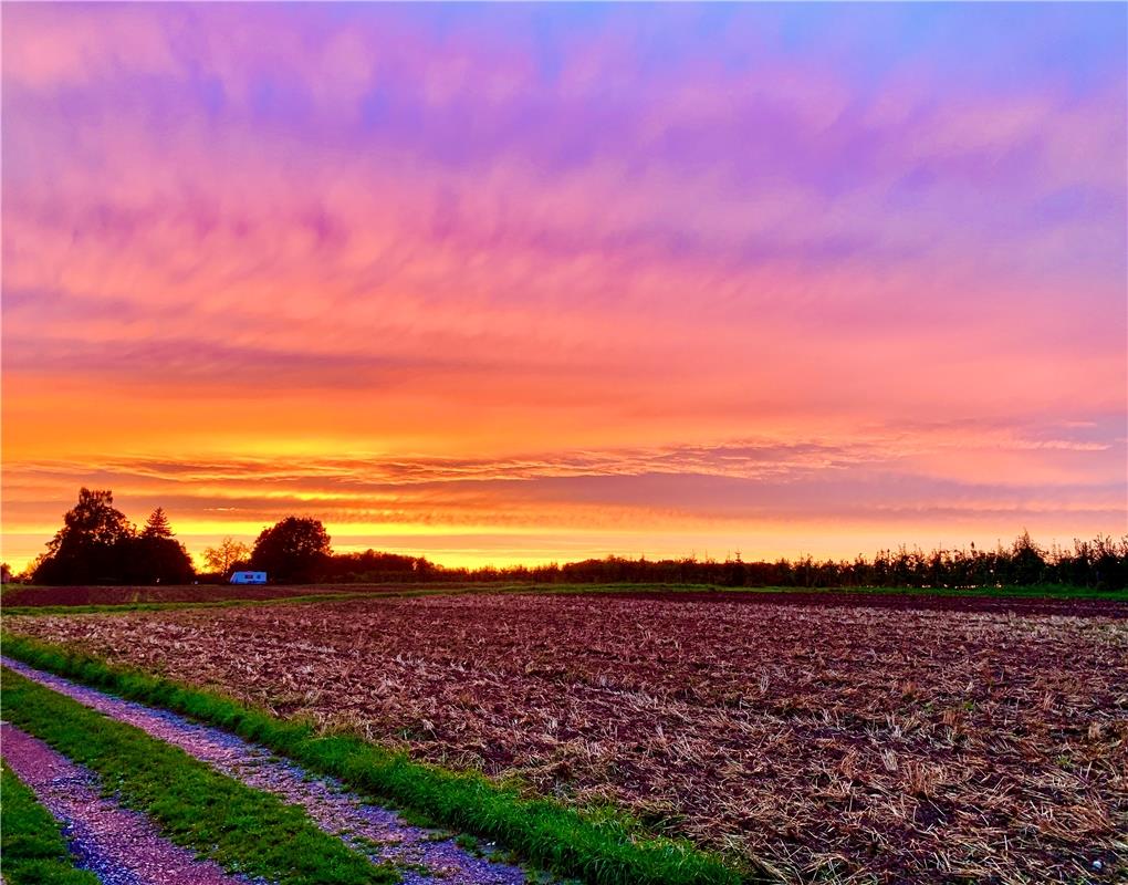 Unglaublich schöner Sonnenuntergang überrascht nur eine halbe Stunde nach dem he...