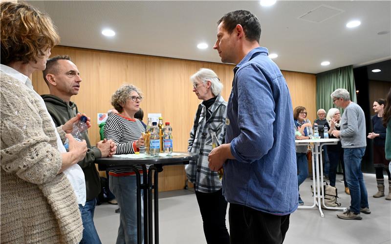 Unter anderem an Stehtischen setzten sich die Teilnehmer mit Themen für die Gemeinde in 2026 auseinander. GB-Foto: Holom