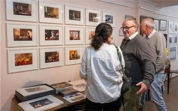 Unter dem Motto „Klein, aber fein“ zeigt etwa Horst Kistner (mit Brille) im Kunststudio von Olga Beckmann Fotos.GB-Foto: Vecsey