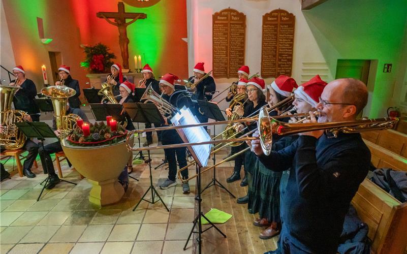 Unter dem Motto „Spirit of Christmas“ konzertierte der Posaunenchor in der Nikolauskirche. GB-Foto: Vecsey