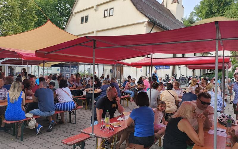 Unter dem Reustener Kirchturm wird gefeiert.GB-Foto: Straub